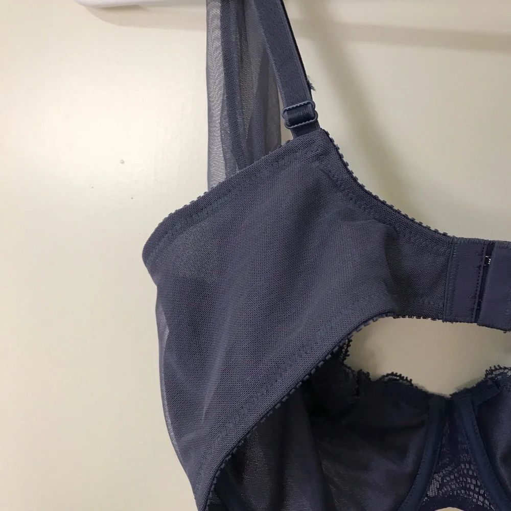 *Vintage* Victoria’s Secret Gold Label navy blue/ charcoal blue lace bra 36D